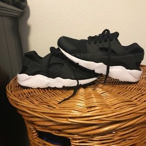 Nike  Black Huarache Size 7y